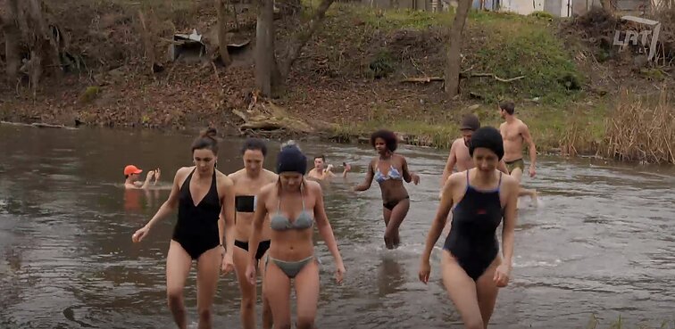 Į šaltą Vilnelę įsliuogusi šalčio terapijos bendruomenė: vėsumą reikia derinti su sąmoningu kvėpavimu