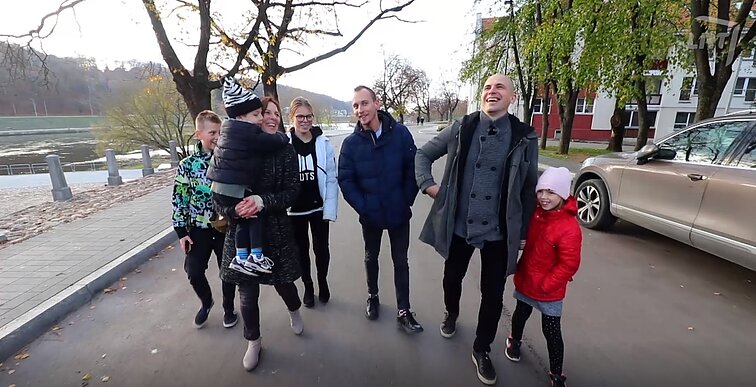 Tėčio reikalai. Keturias atžalas auginantis Dainius: kai man ima „sproginėti saugikliai“, prašau žmonos perimti vaikų priežiūrą