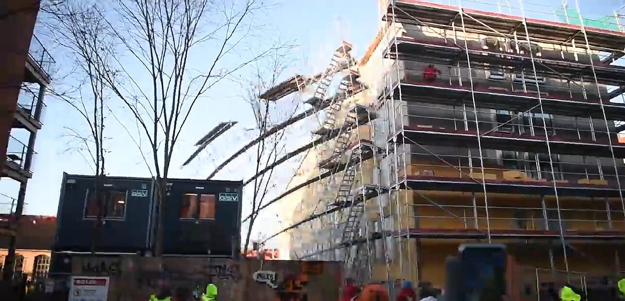Scaffolding reportedly dropped on Lithuanian workers by protesters in Copenhagen