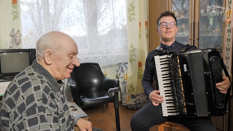 Gyvenimo spalvos. Aklą senolį lankęs Martynas Levickis: vieną dieną gyvenimas – grandiozinis, kitą – plaukas, skriejantis pavėjui