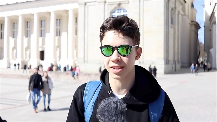 Lietuvos nerealieji. Filmas be biudžeto ar pagalvių mūšis Katedros aikštėje – Tomui nieko nėra neįmanomo