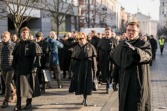 Advokatai surengė protesto eiseną Advokatai surengė protesto eiseną