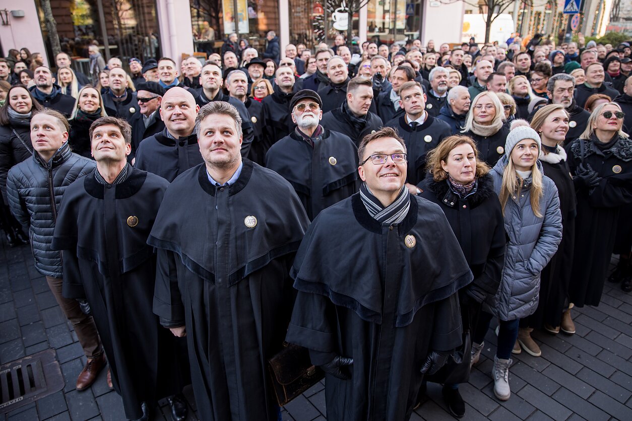 Advokatai surengė protesto eiseną Advokatai surengė protesto eiseną