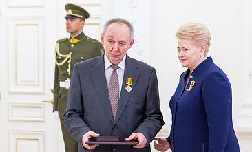 Arvydas Šliogeris accepting an award from President Dalia Grybauskaitė