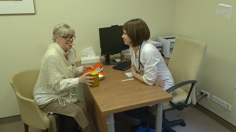 Dviračio žinios. Gydytoja panelei Leokadijai: sėskit į mano vietą, ten kėdė minkštesnė