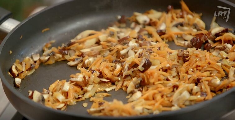 Senųjų receptų įkvėpimas: blynai su grybais, puikiai tiksiantys ir Kūčių pusryčiams, ir vakarienei