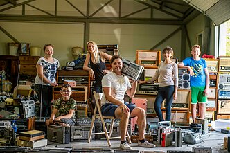 LRT radijo imtuvų instaliacijos „Baltijos keliui“ atminti kūrėjai Viačeslavas Mickevičius ir Ieva Makauskaitė su pagalbininkais