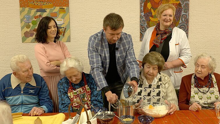 Gyvenimo spalvos. Senjorus aplankė Lietuvos scenos žvaigždės: buvo kepami skanėstai ir gaminami šventiniai vainikai