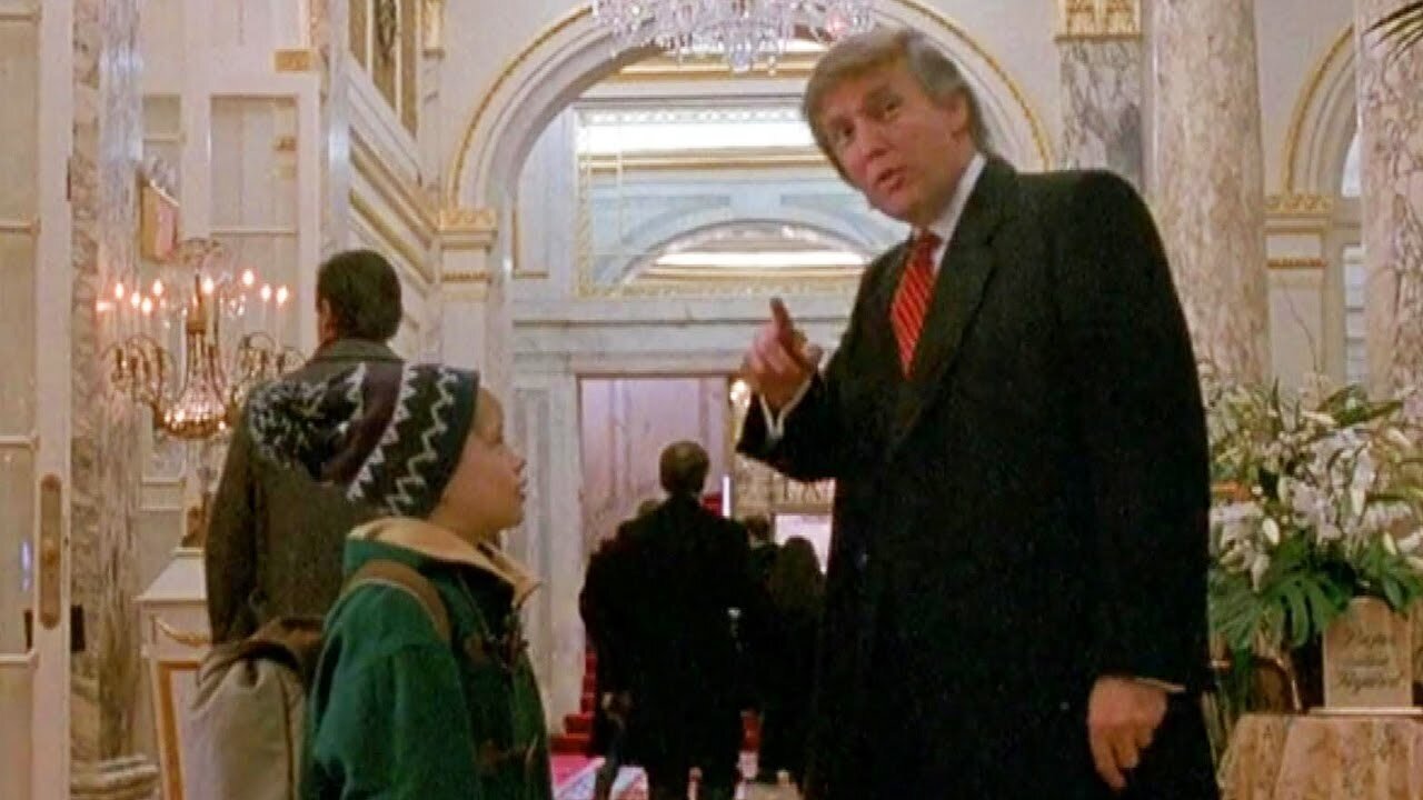 Filmo „Vienas namuose“ scena su Donaldu Trumpu