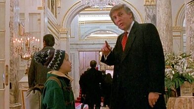 Filmo „Vienas namuose“ scena su Donaldu Trumpu Filmo „Vienas namuose“ scena su Donaldu Trumpu
