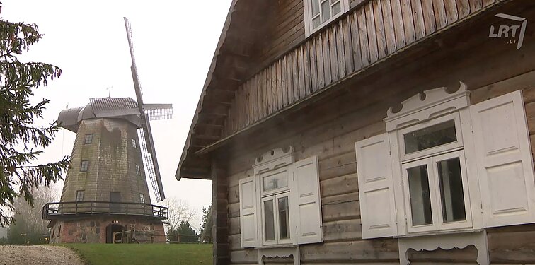 Atspindžiai. Paveldo kolekcija. Atkurtos Sodeliškių dvaro sodybos priešaky – vienintelis Lietuvoje veikiantis malūnas