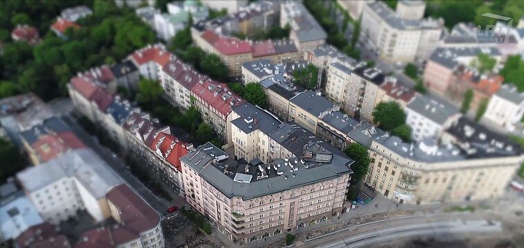 Prestižiniame gyvenamų namų rajone Krokuvoje – „krištolinis namas“ ir išskirtinis architektūros mokyklos stilius