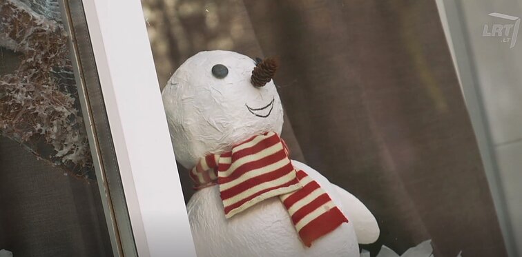 Spektaklis „Išmintingasis besmegenis“: istorija apie vaiką, kurio tėvai neturi laiko