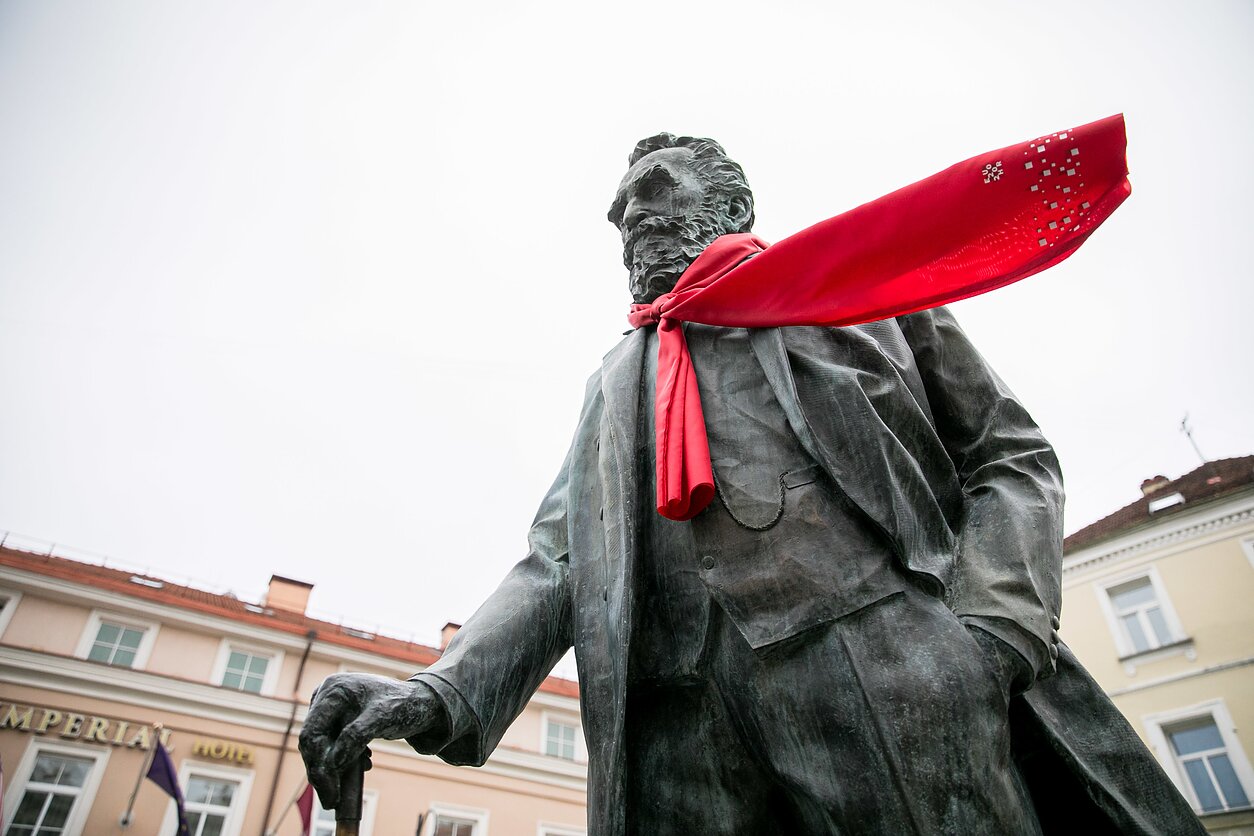 J. Stacevičiaus / LRT nuotr., Kroatijos ambasadorius Jono Basanavičiaus paminklui uždėjo kaklaraištį