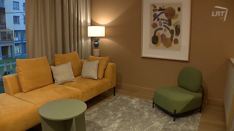 Veranda. Teisingas paveikslo kabinimas, vertingų baldų restauravimo politika, vienodėjantys namai ir spalvos galia erdvėje