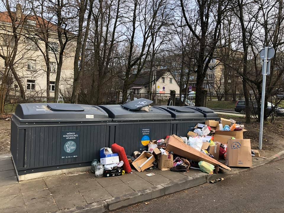 Gatvėje esančios šiukšlės (Asociatyvi nuotr.)
