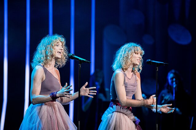 Muzikinis intarpas. Grupės „Baltos varnos“ ir styginių kvarteto pasirodymas Šv. Kotrynos bažnyčioje