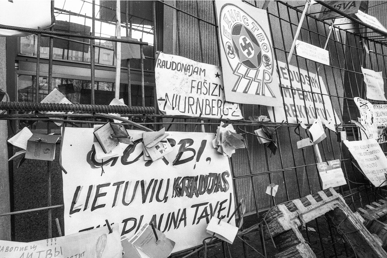 Anti-Soviet partisans in Vilnius, 1990