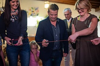 Lietuvių bendruomenės pirmininkė Agneta Daukantaitė-Vansavicienė, Lietuvos garbės konsulas Carlos Alberto Lorenzo Ibáñez ir Goda Koriznaitė