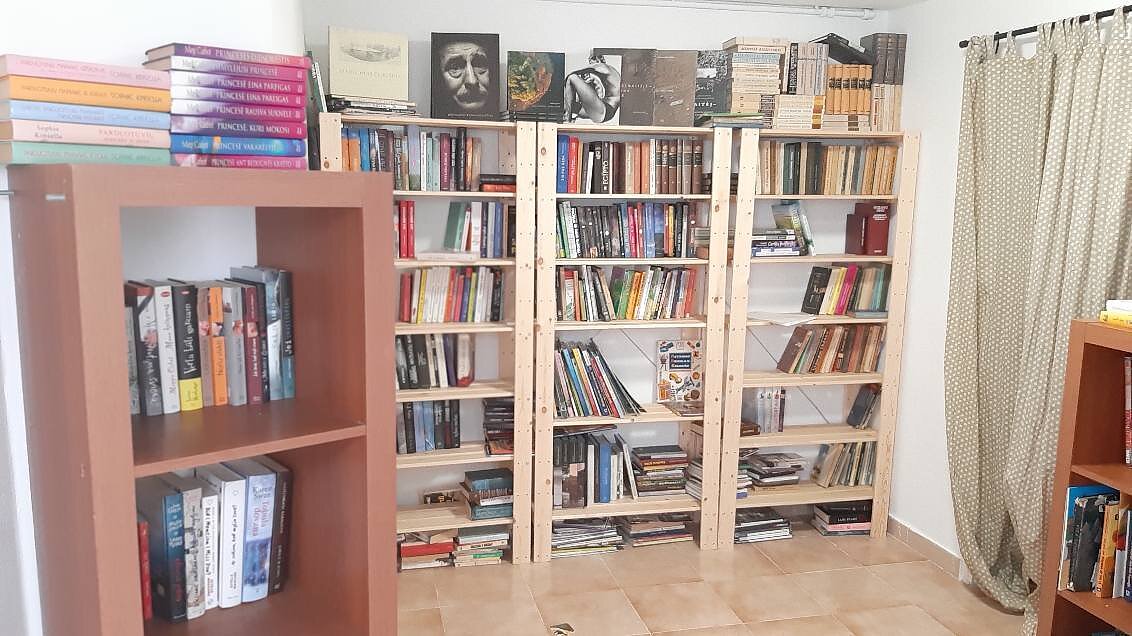 Lietuviškų knygų lentynos „Knygų terasoje“