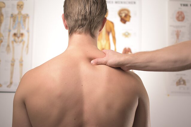 Įsitempusią pečių juostą atpalaiduokite lengvais pratimais, kuriuos atlikti galėsite net ir darbe