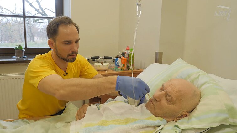 Hospise savanoriavęs Jonas Sakalauskas prisiminė tėvą, kuriam prieš mirtį galėjo padėti labiau: apvogiau pats save