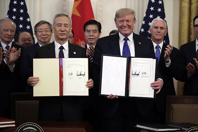 Pasaulis gali atsikvėpti: Donaldas Trumpas ir Kinijos vicepremjeras pasirašė prekybos susitarimą