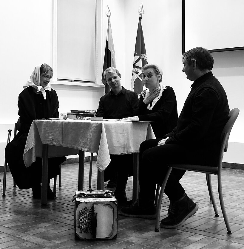 Akimirka iš spektaklio „Miško seserys“ repeticijos