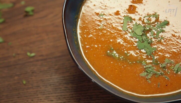 „Lengvai ir sveikai“ pasigaminkite sočią sriubą su pomidorais ir lęšiais, tinkančią žiemos vakarams