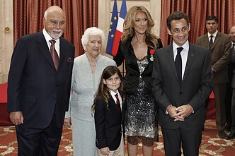 Celine Dion su mama, artimaisiais ir buvusiu Prancūzijos prezidentu Celine Dion su mama, artimaisiais ir buvusiu Prancūzijos prezidentu