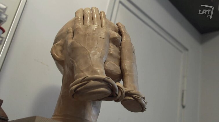 Jubiliejinė Gražinos Kuprevičienės paroda: odinės kaukės, biustai ir reljefai gali atgyti – tereikia išmokti žaisti