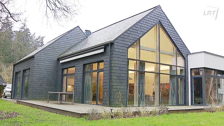 Veranda. Į interjerus grįžtanti skulptūra, mirties bei durnių laiptai ir namas, kuriam kažkas įkrėtė proto