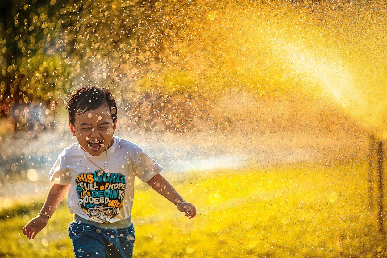 Mi Pham/Unsplash nuotr., Vaikas/džiaugsmas/vaikai/juokas/šypsena