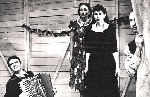  Mindaugas Capas, Larisa Kalpokaitė, Inga Burneikaitė spektaklyje „Čia nebus Mirties“ (1989)