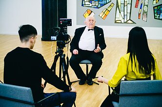 „Tarp dalių (ne)plojama“