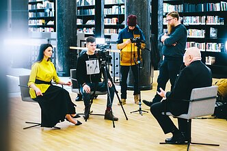 „Tarp dalių (ne)plojama“