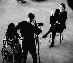 „Tarp dalių (ne)plojama“