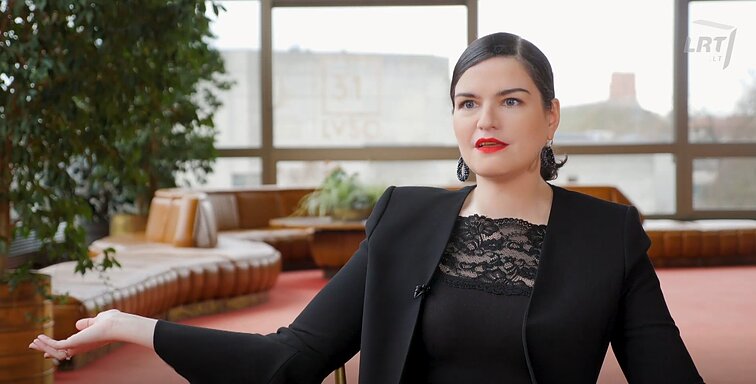 Tarp dalių (ne)plojama. Laūra Karnavičiūtė: jei imsime ploti tarp dalių, baigsis pasaulis ir susprogs Visata
