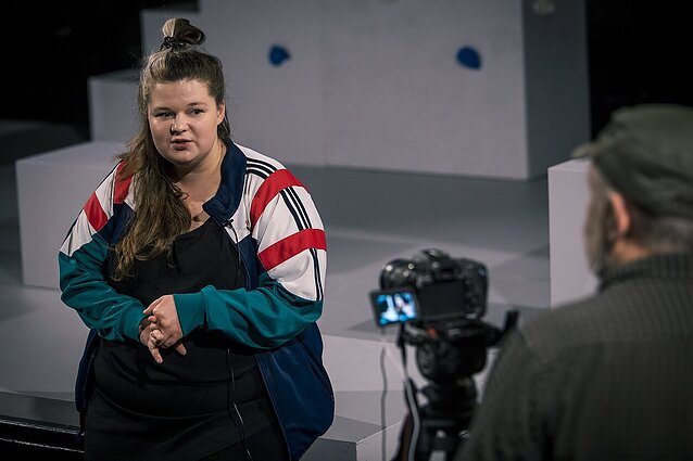 Debiutinė misterija „Iš kūno ir kraujo“: ieškoma pirmųjų žmonių ir jų santykių versijos, gvildenama kraujo linijos tema