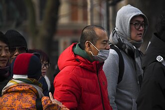 Žmonės saugosi koronaviruso Jungtinėje Karalystėje