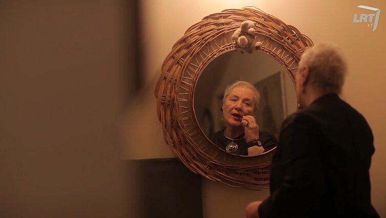 Ryto allegro. Kovo 11-osios signatarės, rašytojos Vidmantės Jasukaitytės gyvenimo atradimai ir netektys filme „Stovinčioji ant tilto“