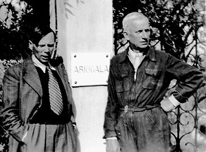 Jonas Aistis-Aleksandravičius ir Jurgis Savickis prie vilos „Ariogala“ Rokbriune, Prancūzijoje, apie 1943 m.