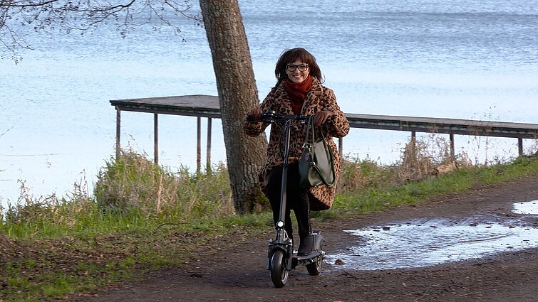 Nepažintas meras. Trakų rajono vadovė sėdo ant paspirtuko: įdomu pasižiūrėti iš šono, kai žmonės tavęs neatpažįsta