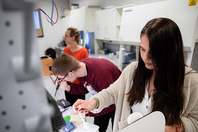 Studentai laboratorijoje