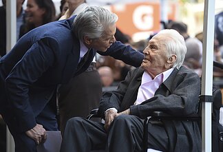 Eidamas 104 metus mirė Holivudo legenda Kirkas Douglasas Eidamas 104 metus mirė Holivudo legenda Kirkas Douglasas