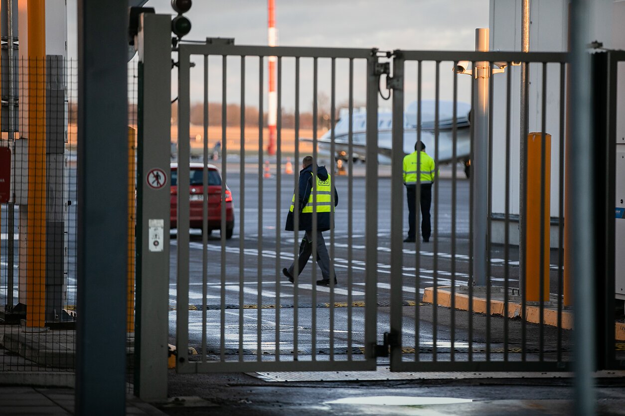 J. Stacevičiaus / LRT nuotr., Vilniaus oro uoste nusileido lėktuvas, kuriame buvo įtartas užsikrėtimas koronavirus
