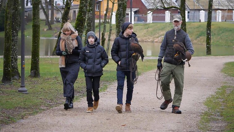 3 vanagus ir pelėdą Narkų šeima augina bute: vienuolikmetis Girvydas taip jais susižavėjo, kad vietoje telefono rinktųsi vanagą