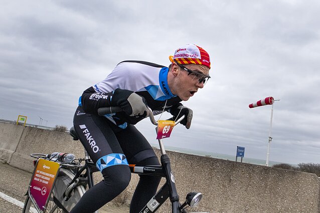 Sportas. Orai. Neįprasta dviračių rungtis Nyderlanduose: laukta audros, kad būtų išaiškinta, kas ekstremaliu oru yra greičiausias