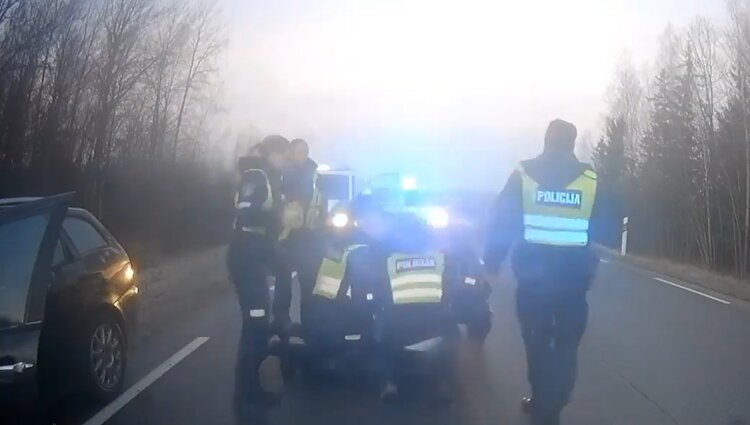 Keliai. Mašinos. Žmonės. Kodėl nuo policijos bėga pažeidėjai ir kodėl ne visus veikia bausmės?