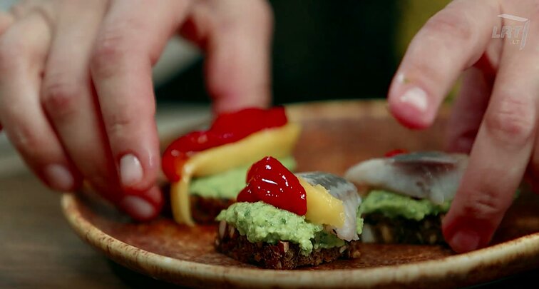 Trispalviai silkės vienakąsniai – puošniam ir skaniam vasario 16-osios šventiniam stalui